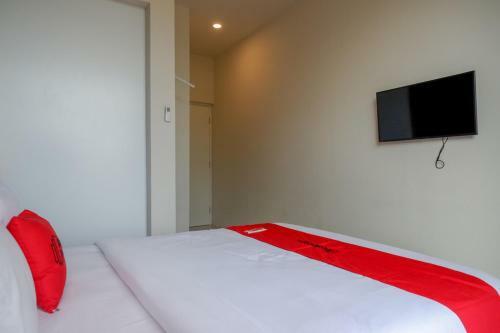 Hotel Reddoorz Plus Near Solo Baru