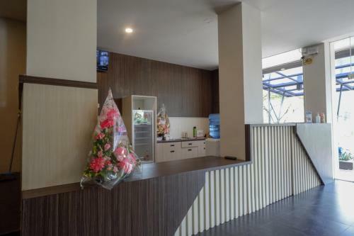 Hotel Reddoorz Plus Near Solo Baru