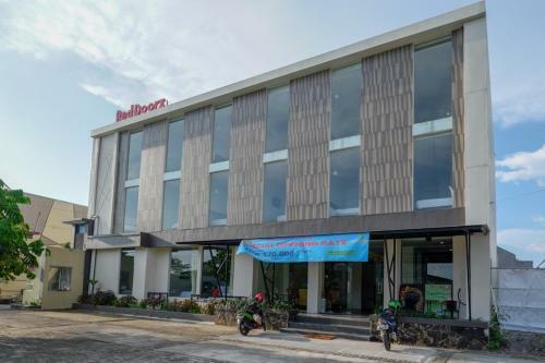 Hotel Reddoorz Plus Near Solo Baru