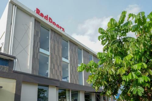 Hotel Reddoorz Plus Near Solo Baru