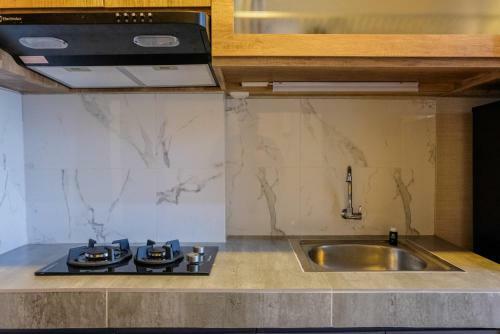 Stylish And Posh Studio Saveria Apartment By Travelio