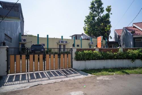 Hostal Koolkost Syariah Near Stasiun Rawa Buntu (Minimum Stay 6 Nights)