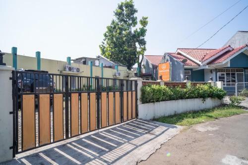 Hostal Koolkost Syariah Near Stasiun Rawa Buntu (Minimum Stay 6 Nights)