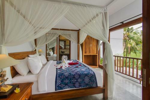 Villa Alam Surya, Mas