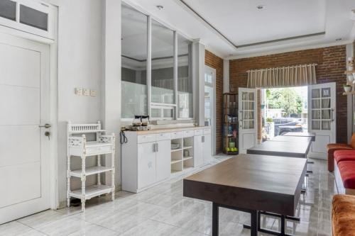 Hostal Reddoorz Near Sindu Kusuma Edupark 2