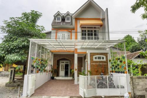 Hostal Reddoorz Near Sindu Kusuma Edupark 2