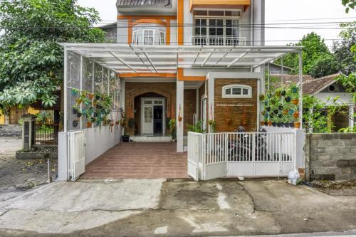 Hostal Reddoorz Near Sindu Kusuma Edupark 2