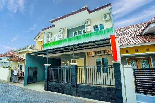 Hotel Oyo 2599 First Living