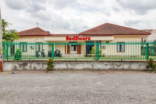 Hostal Reddoorz Near Universitas Gajah Mada