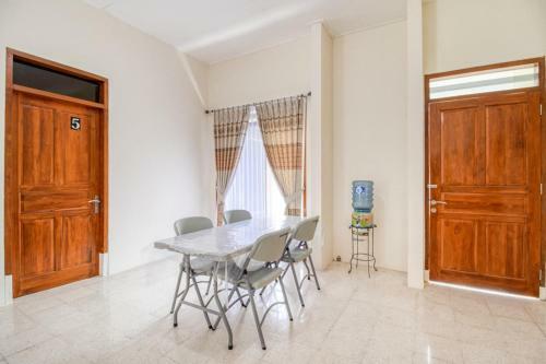 Hostal Reddoorz Near Universitas Gajah Mada