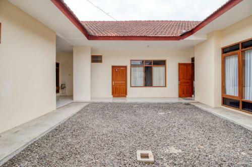 Hostal Reddoorz Near Universitas Gajah Mada