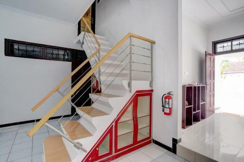 Hotel Oyo 3467 White Residence