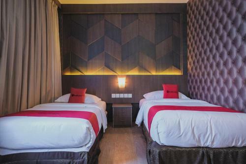 Hostal Reddoorz Plus Near Pantai Coastarina 2