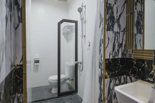 Hostal Reddoorz Plus Near Pantai Coastarina 2