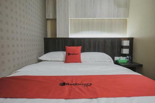 Hostal Reddoorz Plus Near Pantai Coastarina 2