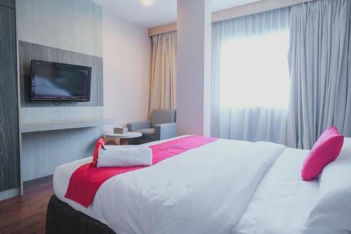 Hostal Reddoorz Plus Near Pantai Coastarina 2