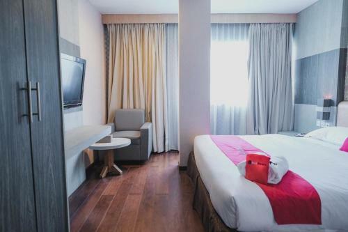 Hostal Reddoorz Plus Near Pantai Coastarina 2