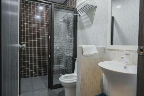 Hostal Reddoorz Plus Near Pantai Coastarina 2