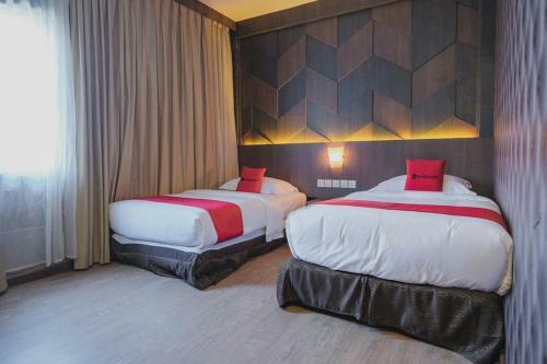 Hostal Reddoorz Plus Near Pantai Coastarina 2