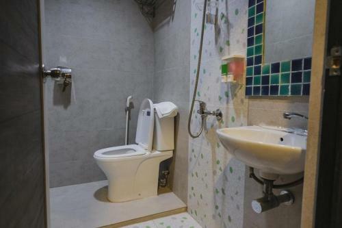 Hostal Reddoorz Plus Near Pantai Coastarina 2