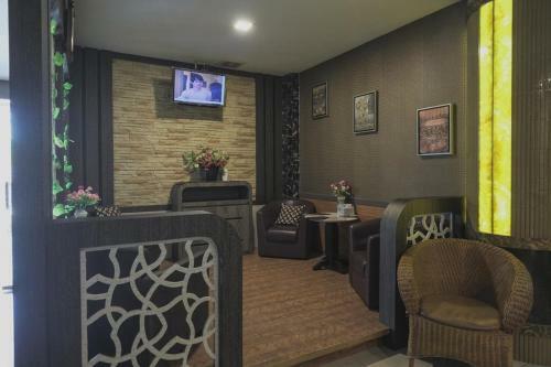 Hostal Reddoorz Plus Near Pantai Coastarina 2