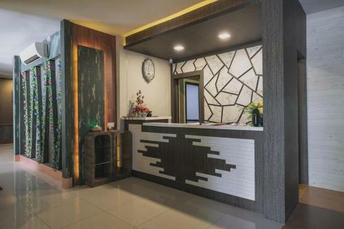 Hostal Reddoorz Plus Near Pantai Coastarina 2