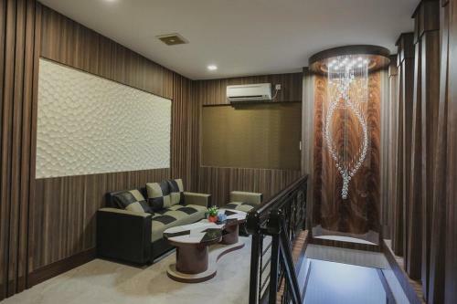 Hostal Reddoorz Plus Near Pantai Coastarina 2