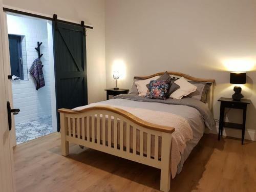 Lovely 2-bed Farm Cottage With Views