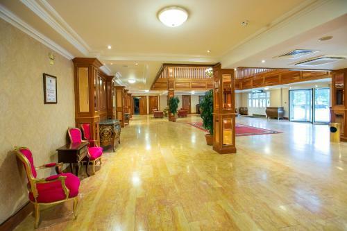 Citywest Aparthotel