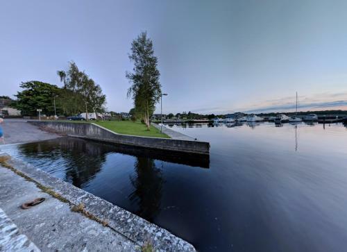 Hostal Lough Derg House & The Lake Cafe