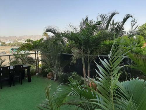 Avi's Suites - Garden Apartment