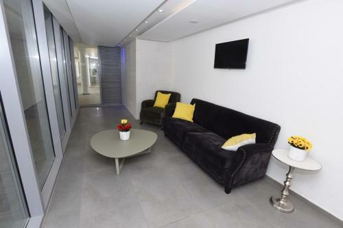 Avi's Suites - Garden Apartment