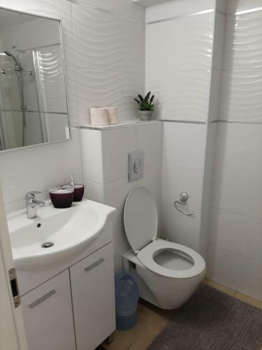 Avi's Suites - Garden Apartment
