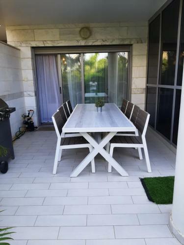 Avi's Suites - Garden Apartment
