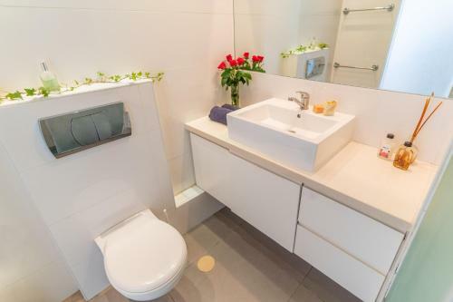 Top Tier Apartment In Herzylia With Swimming Pool