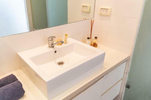 Top Tier Apartment In Herzylia With Swimming Pool