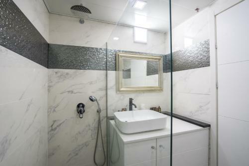 Luxury Beach Apartment With Pool & Gym By Airsuite
