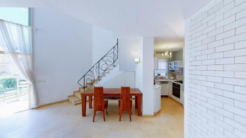 Apartamento Gordon Beach 2br Duplex By Holyguest