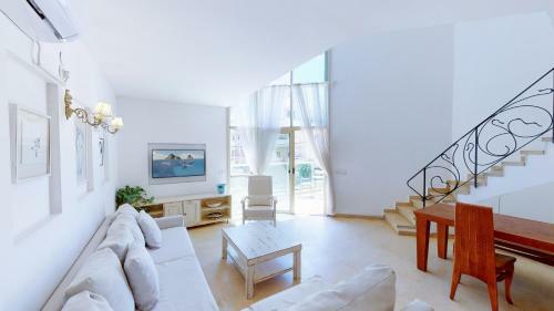 Apartamento Gordon Beach 2br Duplex By Holyguest