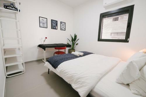 Mr Ezra -luxury 3br Apartment With Balcony, On The Beach