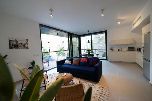 Mr Ezra -luxury 3br Apartment With Balcony, On The Beach