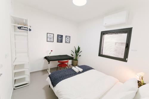 Mr Ezra -luxury 3br Apartment With Balcony, On The Beach