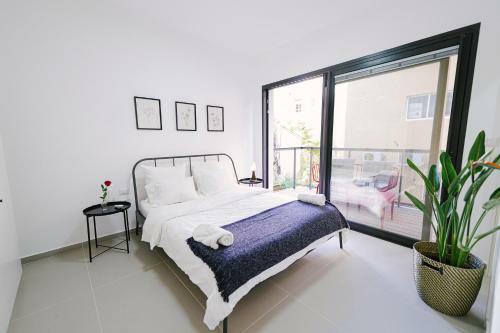 Mr Ezra -luxury 3br Apartment With Balcony, On The Beach