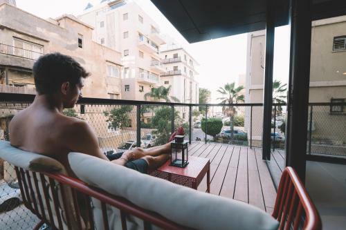Mr Ezra -luxury 3br Apartment With Balcony, On The Beach