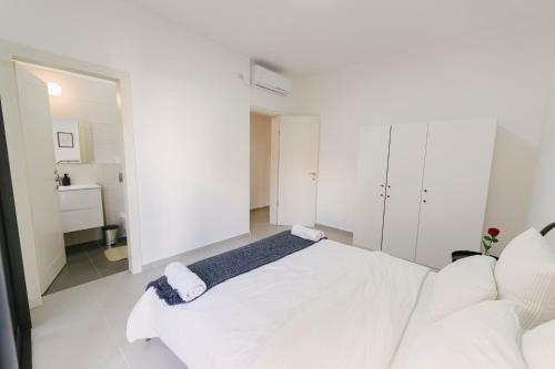 Mr Ezra -luxury 3br Apartment With Balcony, On The Beach