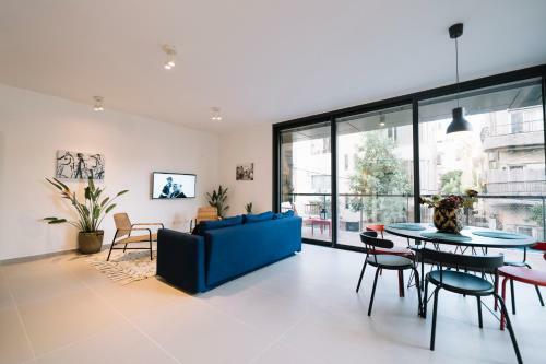 Mr Ezra -luxury 3br Apartment With Balcony, On The Beach