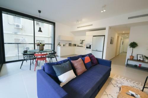 Mr Ezra -luxury 3br Apartment With Balcony, On The Beach
