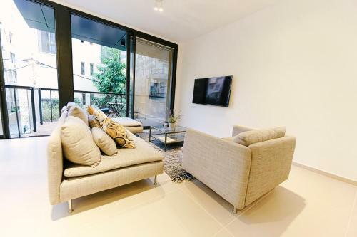 Mr Ezra -luxury 3br Apartment With Balcony, On The Beach