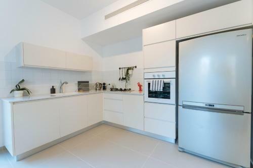 Mr Ezra -luxury 3br Apartment With Balcony, On The Beach