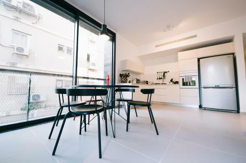 Mr Ezra -luxury 3br Apartment With Balcony, On The Beach